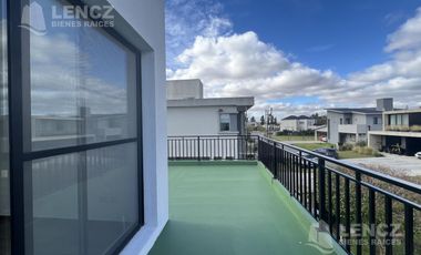 Venta Casa 4 ambientes con Cocheras, Piscina, Jardin, Barrio Privado Los Troncos Berazategui