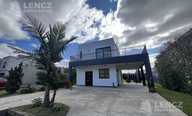 Venta Casa 4 ambientes con Cocheras, Piscina, Jardin, Barrio Privado Los Troncos Berazategui