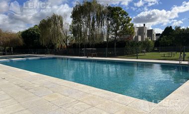 Venta Casa 4 ambientes con Cocheras, Piscina, Jardin, Barrio Privado Los Troncos Berazategui