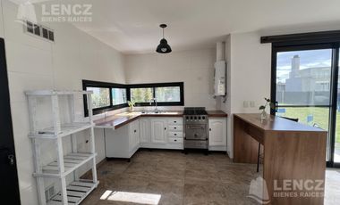 Venta Casa 4 ambientes con Cocheras, Piscina, Jardin, Barrio Privado Los Troncos Berazategui