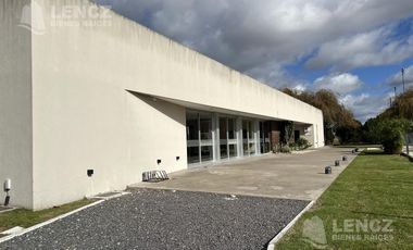 Venta Casa 4 ambientes con Cocheras, Piscina, Jardin, Barrio Privado Los Troncos Berazategui