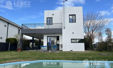 Venta Casa 4 ambientes con Cocheras, Piscina, Jardin, Barrio Privado Los Troncos Berazategui
