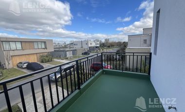 Venta Casa 4 ambientes con Cocheras, Piscina, Jardin, Barrio Privado Los Troncos Berazategui