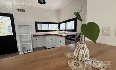 Venta Casa 4 ambientes con Cocheras, Piscina, Jardin, Barrio Privado Los Troncos Berazategui