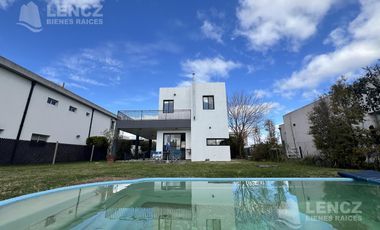 Venta Casa 4 ambientes con Cocheras, Piscina, Jardin, Barrio Privado Los Troncos Berazategui