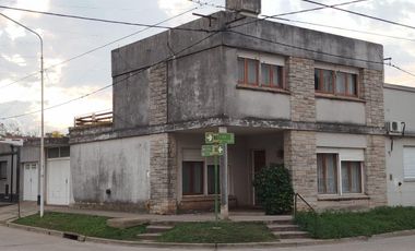 Casa en venta - 3 Dormitorios 3 Baños - Cochera - 150Mts2 - Lobos