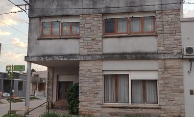 Casa en venta - 3 Dormitorios 3 Baños - Cochera - 150Mts2 - Lobos