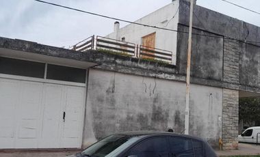 Casa en venta - 3 Dormitorios 3 Baños - Cochera - 150Mts2 - Lobos