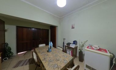Casa con tres dormitorios y garage. Banfield Este