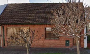 Casa con tres dormitorios y garage. Banfield Este