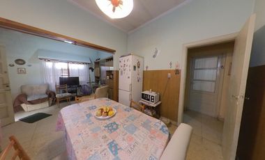 Casa con tres dormitorios y garage. Banfield Este