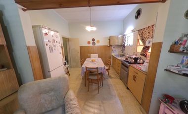 Casa con tres dormitorios y garage. Banfield Este