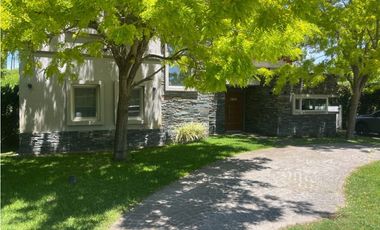 Casa de 4 dormitorios,. Pileta .Gas natural. Barrio Alamos de Pinamar