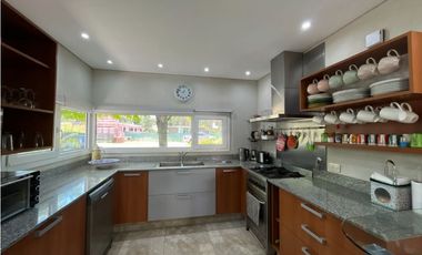 Casa de 4 dormitorios,. Pileta .Gas natural. Barrio Alamos de Pinamar