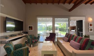 Casa de 4 dormitorios,. Pileta .Gas natural. Barrio Alamos de Pinamar