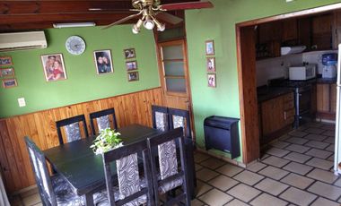 VENTA CASA 4 DORMITORIOS Y COCHERA EN GODOY CRUZ