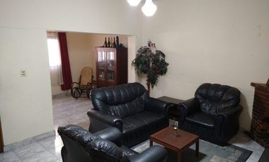 VENTA CASA 4 DORMITORIOS Y COCHERA EN GODOY CRUZ