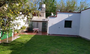VENTA CASA 4 DORMITORIOS Y COCHERA EN GODOY CRUZ