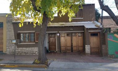 VENTA CASA 4 DORMITORIOS Y COCHERA EN GODOY CRUZ