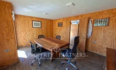 Gran planta frutícola a puerta cerrada