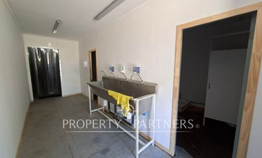 Gran planta frutícola a puerta cerrada