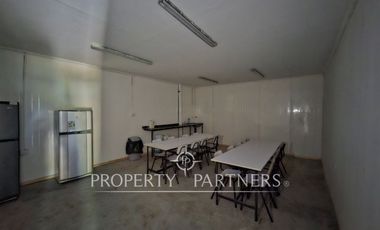 Gran planta frutícola a puerta cerrada