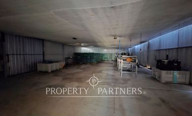 Gran planta frutícola a puerta cerrada