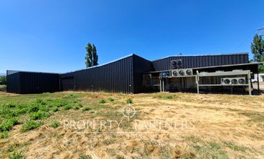 Gran planta frutícola a puerta cerrada