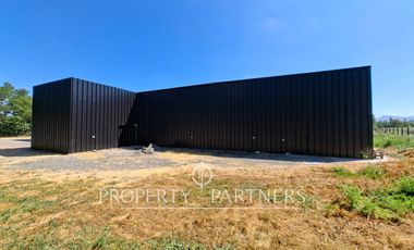 Gran planta frutícola a puerta cerrada