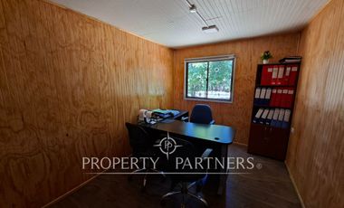 Gran planta frutícola a puerta cerrada