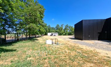 Gran planta frutícola a puerta cerrada