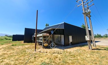 Gran planta frutícola a puerta cerrada