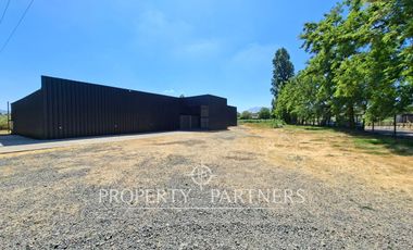 Gran planta frutícola a puerta cerrada