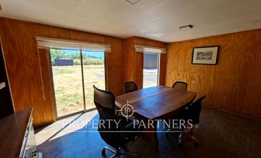 Gran planta frutícola a puerta cerrada