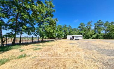 Gran planta frutícola a puerta cerrada