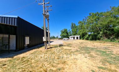 Gran planta frutícola a puerta cerrada