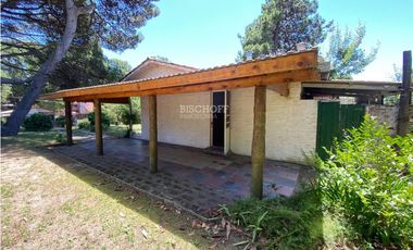 CASA DE 2 AMBIENTES CON ESTACIONAMIENTO SEMICUBIERTO