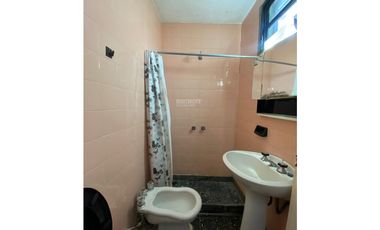 CASA DE 2 AMBIENTES CON ESTACIONAMIENTO SEMICUBIERTO