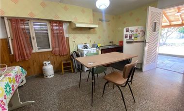 CASA DE 2 AMBIENTES CON ESTACIONAMIENTO SEMICUBIERTO