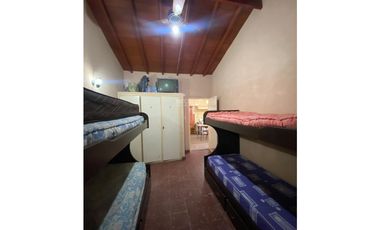 CASA DE 2 AMBIENTES CON ESTACIONAMIENTO SEMICUBIERTO