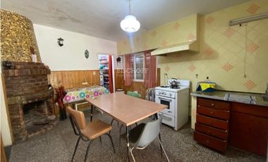 CASA DE 2 AMBIENTES CON ESTACIONAMIENTO SEMICUBIERTO