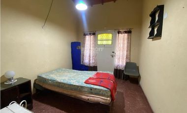 CASA DE 2 AMBIENTES CON ESTACIONAMIENTO SEMICUBIERTO