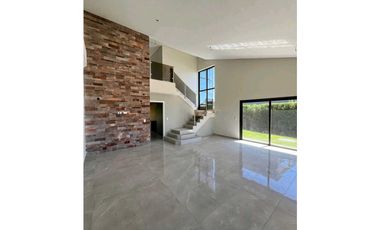 VENTA DE EXCLUSIVA CASA- B°LAS CANDELAS II, CHACRAS DE CORIA