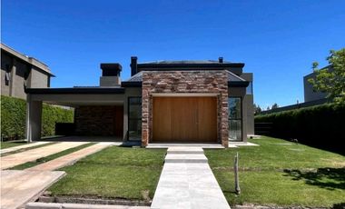 VENTA DE EXCLUSIVA CASA- B°LAS CANDELAS II, CHACRAS DE CORIA