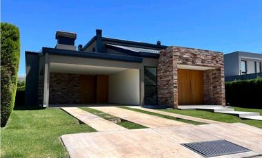 VENTA DE EXCLUSIVA CASA- B°LAS CANDELAS II, CHACRAS DE CORIA