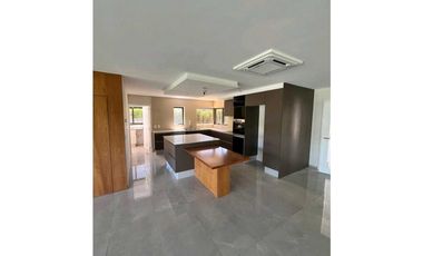 VENTA DE EXCLUSIVA CASA- B°LAS CANDELAS II, CHACRAS DE CORIA