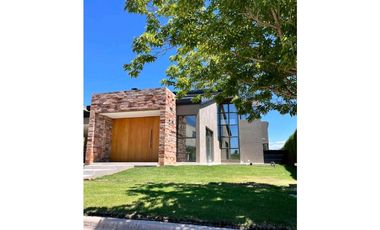 VENTA DE EXCLUSIVA CASA- B°LAS CANDELAS II, CHACRAS DE CORIA