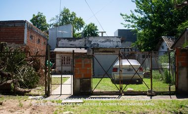 Casa en venta c/ cochera en Rafael Calzada