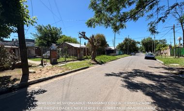 Casa en venta c/ cochera en Rafael Calzada