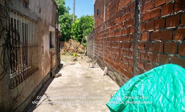 Casa en venta c/ cochera en Rafael Calzada